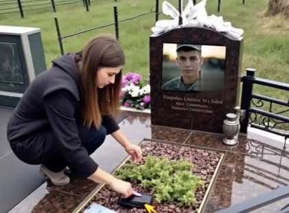 Elment a vőlegénye sírjához, terhesen, egyedül... és talált egy titokzatos telefont a sírban. Amikor bekapcsolta, olyan dolog történt, amitől elájult! ???Kriszti végre egyetlen napra fellélegezhetett – ma nem kellett bemennie a szakiskolába. Ez volt az első igazi pihenője hónapok óta. De amit ez a nap hozott… az örökre megváltoztatta az életét.– Lány! Hé, te lány! Kriszti! – hallotta maga mögött.Megállt. Egy autó gurult mellé, lassan.– Hozzám szól? – kérdezte zavartan.A volán mögött Lajos ült.– Hát persze! Gyere, hazaviszlek – mosolygott rá.Kriszti bizalmatlanul összevonta a szemöldökét:– És ha nem is egy irányba megyünk?– Kizárt – kuncogott Lajos. – Garantálom, hogy pont ugyanarra tartunk.Hogy miért szállt be egy ismeretlen autójába, máig sem tudta volna megmagyarázni.Aznap délig csak céltalanul kocsikáztak. Kriszti nem volt álmos, sőt, kifejezetten boldognak érezte magát. És amikor este kinézett az ablakon, ott állt Lajos autója. Ő pedig bent aludt – az ölében egy hatalmas csokor virág feküdt.Attól a naptól fogva elválaszthatatlanok lettek. Három hónappal később Kriszti teherbe esett.– Maga volt az… a lány, akivel Lajos együtt volt?– Igen – bólintott halkan Kriszti, és leült.– Kérem… csak hallgasson meg – fakadt sírva.– Mi történt vele?– Egy szörnyű, értelmetlen tragédia – legyintett az idős hölgy. – Már hazaért, kiszállt az autóból, és három gazember megtámadta…Kriszti lehorgasztotta a fejét. Az elméje üres volt, de a szíve… úgy fájt, mintha szét akarna robbanni.Végül mégis megszólalt:– Tudja, hol van eltemetve?A lány leült a földre.– Szervusz, szerelmem. Itt vagyok. Megint – suttogta.Térdre rogyott a sír előtt, és keserves zokogásban tört ki.Nem tudta, mennyi idő telt el. Csak arra eszmélt, hogy reszket a hidegtől, teljesen elgyengült.Ekkor vette észre… egy drága, csillogó telefon hevert a földön. Felvette – és ELÁJULT attól, amit látott a képernyőn. ??? A folytatás az első hozzászólásban! Ne hagyd ki!???