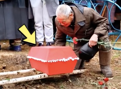 A temetésen valami borzalmasat érzett a nagyapa, odalépett a sírhoz… Amikor felnyitotta a koporsót, MEGBÉNÍTOTTA, amit látott! ?Egy aprócska magyar faluban, ahol mindenki ismert mindenkit, baljós csend ülte meg az utcákat. Az egész falu összegyűlt a kis Lili temetésére – ő volt a falu szeme fénye, a kedves, mosolygós unoka, akiért mindenki rajongott. A szomorúság árja elöntötte a szíveket, a könnyek megállíthatatlanul csordogáltak.Ám a gyász közepette Ferenc bácsi, a megtört nagypapa, és hűséges kutyája, Teca, valami különöset éreztek. Teca, aki általában nyugodt, csendes eb volt, hirtelen dühödten ugatni kezdett, és a koporsó felé kezdett húzni, mintha figyelmeztetni akarna. Ferenc eleinte nem foglalkozott vele – a fájdalom elhomályosította érzékeit – de a kutya egyre hevesebben reagált.Végül Ferenc remegő térdekkel közelebb lépett a koporsóhoz. A gyászolók összesúgtak mögötte – sokan azt hitték, a bánat teljesen elvette az eszét.Teca eközben nem tágított. Egyre hangosabban ugatott, szinte „követelte”, hogy történjen valami. A férfi keze remegett, amikor a koporsó fedelére tette.És akkor… valami tompa, alig hallható hangot hallott belülről. Egy halk nyöszörgés.A tömeg megdermedt.Ferenc nem hitt a fülének – de az ösztönei azt súgták: cselekednie kell. Lerántotta a fedelet.Amit meglátott… olyan iszonyatot keltett benne, hogy még a haja is égnek állt.? A történet folytatása – az első hozzászólásban! ?