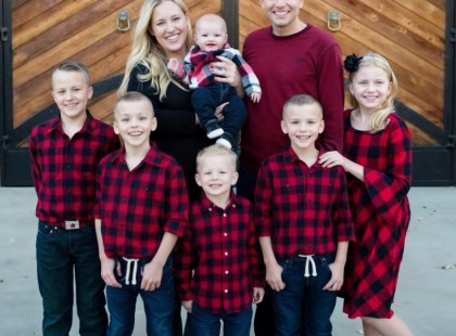 A férjem elhagyott minket a szeretője miatt... és három év múlva újra találkoztam velük. Amit akkor éreztem, szinte leírhatatlan. De egy biztos: ELÉGTÉTEL volt! ??

Tizennégy év házasság, két gyerek, és egy élet, amit tökéletesnek hittem. Aztán egy este Zoltán, a férjem, hazaállított… de nem egyedül. Egy magas, fagyos mosolyú nővel jött, akinek az első mondata ez volt:
? „Nem hazudtál. Tényleg elhagyta magát.”

Én csak álltam a konyhában, és nem hittem el, amit hallok. De Zoltán csak megvonta a vállát:
? „Anikó, elválok. Te majd boldogulsz. A gyerekekkel is.”

Aznap este elmentem. Elköltöztünk. Zoltán eltűnt – a mi életünkből, a gyerekekéből is. És évekig nem hallottunk felőle.
De három évvel később… véletlenül újra megláttam őket. És az, amit akkor láttam… az valami egészen más volt.

? Ő volt elnyűtt ruhában, meggyötörten, ő, akinek egyszer túl kevés voltam. Most ő ment be abba a kisboltba, ahová engem lenézett, amiért spóroltam.

És én csak álltam… és mosolyogtam. Mert tudtam: a karma nem felejt.
? A folytatást az első hozzászólásban találod ??