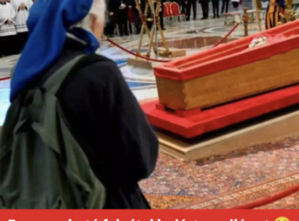 Ferenc pápa régi barátja könnyek között vett búcsút a Szentatyától – A megható pillanatok bejárták a világot