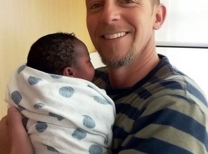 A feleségem sötét bőrű babát hozott a világra – amikor megtudtam, miért, örökre mellette maradtam