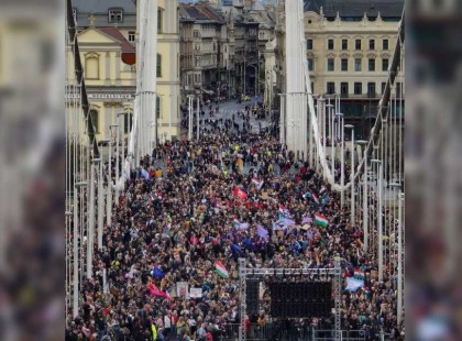 Több ezren tüntetnek a gyülekezési törvény miatt Budapesten: lezárták az Erzsébet hidat, a BKK járatai kerülő útvonalon járnak