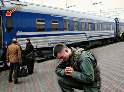 ? Megtudta, hogy a menyasszonya nem várta meg, míg leszerel a sereg után… De amikor leszállt a vonatról, AZT LÁTTA, amitől földbe gyökerezett a lába… ???
– „Ugye mész szabadságra?” – kérdezte a parancsnok.
– „Megyek” – bólintott Gábor –, „de sosem mentem haza.”
– „Miért?”
– „Mert… nem akarok.”
– „Konfliktus a szüleiddel, vagy a lány nem várt meg?” – kérdezte a főtiszt, és azonnal megérezte, melyik válasz az igaz.
A parancsnok azt tanácsolta neki: „Fiam, köpj rá, aki nem becsült meg! De a szüleid nem tehetnek semmiről. Menj haza, legalább miattuk.”
Gábor végül beadta a derekát… és most a vonaton ül. Már közeledik a szülővárosához. Egy átszállásnál, ahol fél órát áll a szerelvény, úgy dönt: leugrik, vesz egy kis harapnivalót.
Sorba áll egy pavilonnál... és akkor meglát valamit a távolban.
Ami azonnal mindent megváltoztatott.
???
➡️ A folytatás az első hozzászólásban olvasható! ???