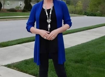 „60 évesen ismét szerelmes lettem egy fiatalabb férfiba – de aztán kiderült, mit akart valójában… és összetörte a szívem!”

Nemrég lettem hatvanéves. Régen elváltam, a fiam külföldön él, és egyre gyakrabban éreztem magam elhagyatottnak. A barátnőm állandóan noszogatott:

– Jutka, ne hülyéskedj, olyan jól nézel ki! Találj valakit!

– Kit? A velem egykorú férfiak vagy mogorvák, vagy már gondozást igényelnek… nem társat keresnek, hanem ápolónőt!

– Akkor ismerkedj meg egy fiatalabbal!

És valóban. Egy nap megjelent az életemben Iván, 45 éves, sármos, elvált. Egy kutyás séta, pár vacsora, és már nálam is lakott. Úgy tűnt, újra boldog lehetek.

De ahogy telt az idő, rájöttem: nem engem akart, csak egy kényelmes lakást, tiszta ruhát és meleg vacsorát. És amikor megmondtam neki, hogy nem vagyok házvezetőnő, azt felelte:

– Te akartál fiatal pasit, nem? Akkor tessék, szolgálj is ki!

Itt telt be a pohár. Harminc percet kapott, hogy eltűnjön.

És tudjátok mit? Nem bántam meg. Egy percig sem.

Olvassa el a folytatást a hozzászólásokban??