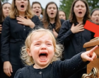 A 2 éves kislány újra meg újra apja koporsójára mutat – amit ezután mond, attól megfagy a vér az ereidben... 😮