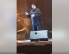 Caramel nyíltan szállt bele a kormányba egy borfesztiválon Szegeden. Sokak szerint durva, hogy miket mondott