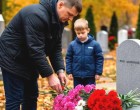Bácsikám, ma van anya születésnapja… Virágot szeretnék vinni neki. De nincs elég pénzem…” És amikor később a temetőbe ment, ugyanazt a csokrot találta a sírnál, amit meg akart venni… 🌸