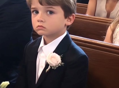 „Anya… MOST AZONNAL el kell mennünk!” – A 7 éves kisfiú ezt suttogta az esküvő közepén… És amit ezután mutatott, attól mindenki LILI menyasszonyi ruhájára dermedt! ??