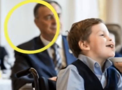 A pincérnő MEGETETTE a sérült kisfiút – de NEM TUDTA, hogy VALAKI figyeli! ???