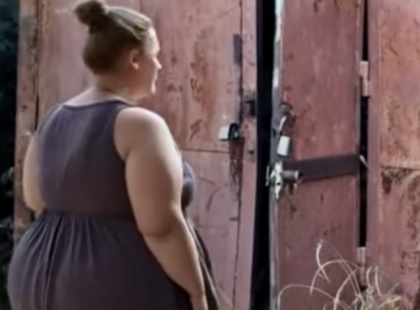 A felesége minden áldott nap furcsa zajokat hallott a garázsból.