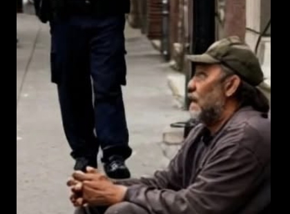 Senki sem tudta, ki ő... Aztán egy nő megállt előtte, és olyasmi történt, amire senki sem számított...?⬇️