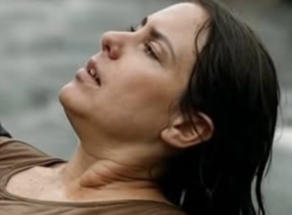 Volt börtönviselt férfi mentett ki egy terhes nőt a jeges folyóból – másnap reggel az egész falu elhallgatott…