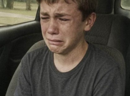 A FIAM BUKDÁCSOLT AZ ISKOLÁBAN, MIUTÁN AZ APUKÁJÁHOZ KÖLTÖZÖTT. AZTÁN MEGTUDTAM, MI IS ZAJLIK VALÓJÁBAN ABBAN A HÁZBAN