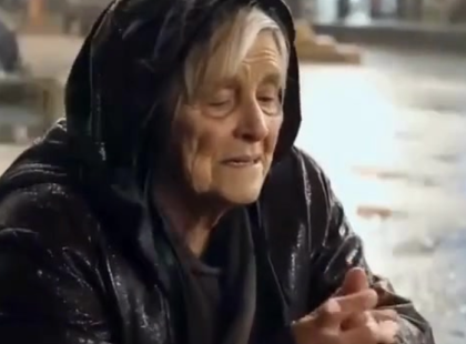 Kint szakadó eső, egy elázott nő a járdaszélen, karjaival öleli magát… és ami ezután történt, az az egész életemet megváltoztatta