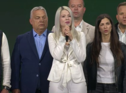 Így énekelte Muri Enikő a Himnuszt a Harcosok Klubjában – de nézzék csak meg, mit csinált Dér Heni és Oláh Ibolya ugyanazzal a dallal! ???