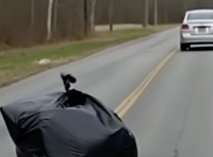 EGY GYORSAN SZÁGULDÓ AUTÓBÓL KIDOBTAK EGY CSOMAGOT – DE AMI BENNE VOLT, AZT SENKI NEM FOGJA ELHINNI… ??