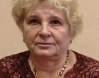 Amikor elhagyott egy fiatalabb nőért, a gyerekeim az ő oldalára álltak – de most, hogy meghalt, hirtelen újra anyának szólítanak…” Tizenöt év csend. Tizenöt év magány. Ennyi ideje nem hívtak fel sem névnapon, sem karácsonykor. Amikor a férjem, Tamás otthagyott engem Eszterért – egy nála húsz évvel fiatalabb nőért –, a gyerekeink gondolkodás nélkül mellé álltak. Végül is Tamás egy nagyvállalat igazgatója volt, befolyással, pénzzel, kapcsolatokkal. És én? Én csak egy „megkeseredett” elvált nő lettem számukra, akit jobb elfelejteni. Sokáig azt hittem, tényleg nincs rám szükségük többé. Aztán Tamás szíve megállt. A temetés után pedig olyan üzenetek kezdtek záporozni tőlük, amilyeneket már rég nem kaptam: – Anya, hogy vagy? – Anyu, nem találkoznánk valamikor? Először nem értettem, mi ez a hirtelen fordulat. Aztán megtudták: Tamás mindenét a fiatal feleségére hagyta. És ekkor... eszükbe jutott, hogy van egy édesanyjuk is, akinek még van valamije. Azóta gyakrabban jönnek. Cukorkával, kedves szavakkal, kis mosolyokkal. De a lányom a minap egyenesen kimondta: – Mama, gondoltál már arra, hogy ideje lenne végrendeletet írni? Csak mosolyogtam. Egyikük sem tudja, hogy a végrendeletem már rég elkészült. És nem nekik szól. Hogy mit terveztem?