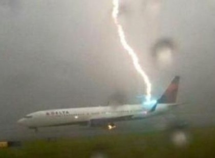 DRÁMA Sopron felett: villám csapott egy utasszállítóba! A fedélzeten mindenki… Cikk a kommentben: