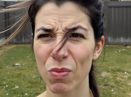 A SZOMSZÉDAIM KAMERÁT SZERELTEK FEL, AMI AZ UDVAROMRA NÉZETT – TANÍTÓI LECKÉT ADTAM NEKIK, AMIT SOHA NEM FELEJTENEK EL!Megdöbbentő felfedezés az udvaromon – egy kamera figyelt minden mozdulatomat!Nemrég egy középkorú házaspár költözött a szomszédságomba. Gyerekük nem volt, csak ketten éltek együtt. Amikor megérkeztek, bemutatkoztak, de furcsán viselkedtek. Bár kissé bizarrnak tűntek, nem foglalkoztam vele különösebben.Egy héttel később hétvégére elutaztam anyámhoz. Amikor vasárnap este hazaértem, még nem sejtettem, milyen megdöbbentő felfedezés vár rám.Egy hosszú munkanap után fürdőruhában kimentem a kertembe, hogy napozzak és gondozzam a paradicsomjaimat. Élveztem a nyugalmat, amikor valami furcsát vettem észre. Valami fekete tárgy lógott ki a szomszéd ház eresze alól.Hunyorítva próbáltam jobban megnézni, és akkor… BAAM!Egy kamera!Pontosan az udvaromra nézett. Minden mozdulatomat rögzítette.Dühömben majd felrobbantam! Az udvaromat magas kerítés vette körül, így semmi okuk nem volt arra, hogy így figyeljenek. Az ablakuk sem nézett az én oldalamra, akkor mégis mi a fenének kellett ez a kamera?!Azonnal felkaptam egy ruhát és elindultam hozzájuk.Felcsöngettem. Lajos nyitotta ki az ajtót, és láthatóan nem örült a látogatásomnak.– Meg tudná magyarázni, miért irányul egy biztonsági kamera pontosan az én kertemre?! – szegeztem neki a kérdést.Lajos higgadtan, vállat vonva felelt:– A kerítést figyeljük. Csak biztosak akarunk lenni benne, hogy senki nem mászik át hozzánk.– Ez egy vicc? – csattantam fel. – Mégis ki akarna átmászni egy magas fakerítésen?!Ekkor Éva is megjelent mögötte, összefont karokkal.– Jogunk van védeni a saját otthonunkat. – jelentette ki hidegen.És az én magánéletem?! Nem érdekelték az aggályaim. Hiába próbáltam elmagyarázni, hogy ez súlyosan megsérti a személyes szférámat, egyszerűen nem törődtek vele.Persze, beperelhettem volna őket, de egy per hosszú és költséges. Nekem viszont volt egy sokkal jobb ötletem…A következő hétvégére összehívtam a barátaimat, és kidolgoztunk egy zseniális bosszútervet.És amit ezután tettünk… nos, az életük legnagyobb leckéje lett! ⬇️?⬇️ A teljes történet megható fordulatokat tartogat, amit az olvasók a kommentekben találhatnak meg.