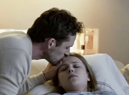 Letérdelt haldokló felesége mellé, és kimondta azt, amit soha nem mert volna a szemébe mondani