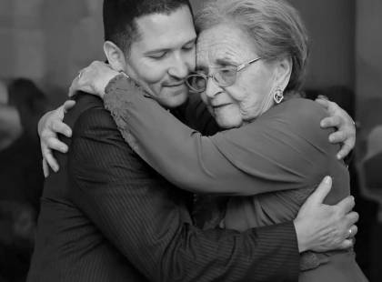 „Ne gyere el az esküvőmre, nagyi…” – Egészen addig szégyellte a szegény takarítónő nagymamáját, amíg az mikrofont nem ragadott, és el nem mondta a toastotErzsébet, egy 89 éves, fáradt kezű, de élénk tekintetű nagymama, egész életét takarítással töltötte. Hajnalban kelt, buszra szállt, és estig sikálta mások irodáit, otthonait, iskoláit – egyetlen cél vezette: hogy méltó életet biztosítson az unokájának, Marcinak, akit kiskora óta ő nevelt.A nagy nap közeledett. Marci nősülni készült, és Erzsébet boldogabb volt, mint valaha. Az elmúlt hónapokban minden megtakarított pénzét félretette, hogy vegyen egy szép, elegáns öltönyt az unokájának – egyet, amiben igazán férfinak érezheti magát az oltár előtt.Amikor átnyújtotta az öltönyt, szinte gyermeki izgatottsággal várta Marci reakcióját.De a fiú csak rápillantott, és gúnyosan felsóhajtott:– „Ez vicc, nagyi? Ezt akarod, hogy felvegyem az esküvőmön? Nézd meg, olcsónak néz ki. Zsófi családja gazdag, ott mindenki dizájneröltönyben lesz. Nem akarom, hogy így nézzek ki.”Erzsébet szíve összeszorult, de még mindig próbált mosolyogni.– „Nekem ez tűnt a legszebbnek… a boltban azt mondták, különleges darab.”Marci ekkor már elfordult.– „Tudod mit… ne is gyere el. Tényleg. Ne haragudj, de csak elrontanád az összképet. Nem akarom, hogy kellemetlen legyen.”Erzsébet némán bólintott. Nem vitatkozott. Nem könyörgött.Aznap éjjel nem aludt. Csak ült a konyhaasztalnál, kezében a visszautasított öltönnyel, és nézte, ahogy a holdfény végigfut a konyhakövön.De másnap reggel… felkelt. Felöltözött. És elment.„Nem hívott, de én akkor is ott leszek. Mert a család az család.” – suttogta maga elé, miközben felcsatolta a régi gyöngy fülbevalóját.A szertartáson hátul, egy oszlop mögött húzta meg magát. A vendégek közül többen furcsán méregették. Néhányan suttogtak. Marci, amikor megpillantotta, először döbbent volt, majd zavart – de nem szólt semmit, mert már fotózták őket.Az ünnepi vacsorán aztán egyszer csak Erzsébet felállt, odalépett a mikrofonhoz – és mindenki elhallgatott.– „Engedjék meg, hogy én is mondjak pár szót. Nem vagyok divatos, nem vagyok fiatal, és igen – takarítónő vagyok. De ennek a fiatalembernek vagyok a nagymamája. És szeretném, ha tudnák, mit jelent nekem ez a nap…”És ahogy elkezdett beszélni, az egész terem megnémult.Még Marci is.A folytatás a kommentekben…??