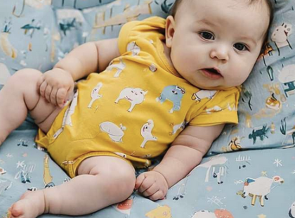 „Nem ilyen fiút vártunk – nincs rá szükségünk!” – ezzel a mondattal hagyta a kórházban újszülött kisfiát a házaspár. Azt hitték, vége a történetnek. De évekkel később, amikor megtudták, hogy a fiúból sikeres férfi lett, felkeresték. Ám amikor kinyílt a lakás ajtaja, olyat láttak, amitől SZÓ SZERINT LEESETT AZ ÁLLUK… ??Néha egy gyönyörű szerelmi történet nem úgy végződik, ahogy szeretnénk. Márk és Orsolya egy esküvőn ismerkedtek meg – ő volt a koszorúslány, a férfi – a vőlegény unokatestvére. Együtt töltötték az éjszakát, és reggel Márk elment.A kapcsolat, ami olyan hirtelen kezdődött, nem akart véget érni. Mindketten úgy érezték, hogy ez a vonzalom valami új, erős, féktelen.Márk munkája nem tette lehetővé, hogy sokáig maradjon egy másik városban, Orsolya pedig félt vállalni a kockázatot és hozzá költözni. A távkapcsolat olyan volt, mint egy tündérmese – este telefonon vagy Skype-on beszéltek, napközben üzentek egymásnak.Orsolya egy hónap után nem bírta, és elment hozzá egy hétre. Ott találkozott a szüleivel – kedves, kedves embereknek tűntek, és azt gondolta, hogy majdnem készen áll arra, hogy örökre itt maradjon.De egy este meghallotta a beszélgetésüket Márk és az apja között...Mit hallottál? És mi történt ezután? A folytatást a fotó alatti első hozzászólásban olvasd el ??