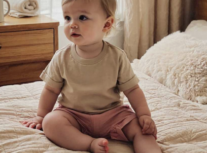 Az 5 éves fiam beteg volt, így otthon hagytam az új férjemmel – néhány órával később pánikban hívott fel: „Anya… az új apa furán viselkedik!”