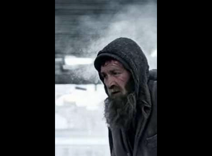 ? Egy terhes lány 50 forintot adott egy sánta hajléktalannak… De amikor a férfi levette a parókát és eldobta a mankókat, Kata kis híján elájult attól, amit látott… ???Kora reggel Kata – ahogy mindig – sietve rohant át a budapesti aluljárón, úton a munkahelyére. Négy hónapos terhes volt, szerencsére nem volt rosszulléte, így dolgozni tudott. Ám a reggelei egyre nehezebbek voltak – alig tudott kimászni az ágyból, aztán meg rohant, mint akit üldöznek.Az aluljáróban, ahogy mindig, most is ott voltak a megszokott hajléktalanok: Sánta Feri, Mihály bácsi és még néhány ismerős arc. Kata sosem tudott közömbösen elmenni mellettük – ha tehette, mindig vett nekik egy teát, brióst vagy kiflit. Ők pedig minden alkalommal őszintén hálásak voltak.A környék virágárusai azonban csak a fejüket csóválták.– Nézd már, ez a lány nem is gazdag, terhes is, és mégis az ilyen naplopókat eteti – súgták megvetően. – Miért nem tartja meg magának azt a kis pénzt?De senki nem tudta, hogy Kata jobban ismerte a hajléktalanság fájdalmát, mint hinnék. Ő maga is árva volt. Tudta, milyen érzés az, amikor nincs kihez hazamenni.Aznap reggel azonban valaki új is ott volt az aluljáróban. Egy harminc év körüli férfi, hosszú, gubancos hajjal, mankóval. Nem koldult, nem beszélt, csak csendben üldögélt. Előtte sapka – benne néhány apró.Kata szívét hirtelen olyan szánalom szorította össze, hogy könnyek gyűltek a szemébe.– Én panaszkodom az életemre… de neki nincs is lába. És mégis él tovább…Vett neki egy forró fánkot, két pohár teát, és odalépett:– Tessék, szívből jön. Jó étvágyat kívánok!A férfi elpirult, szinte suttogva válaszolt:– Nagyon szépen köszönöm…Kata csak mosolygott, integetett és továbbindult.De néhány lépéssel később… olyasmi történt, amitől megdermedt.A férfi levette a parókát. Felállt. Elhajította a mankókat.És amit Kata akkor látott… attól majdnem elájult.? A történet folytatása az első kommentben! ?