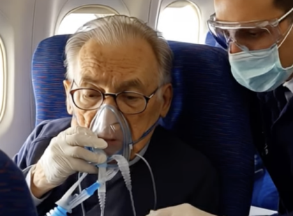 78 évesen eladtam mindent, hogy újra találkozzak életem szerelmével – A repülőn egy pillanat alatt darabokra tört az álmomAnna volt életem nagy szerelme. 40 éve veszítettem el. Az én hibám volt. Egy ostoba, megbocsáthatatlan hiba. Azóta minden egyes napot egyedül töltöttem, képtelen voltam megbocsátani magamnak, amiért hagytam elmenni.Aztán egy nap váratlanul írt nekem.Majdnem észre sem vettem a levelet. Ott lapult a számlák és reklámok között, egy jelentéktelen borítékban. De amikor kinyitottam, az első sor olyan volt, mintha villám csapott volna belém.