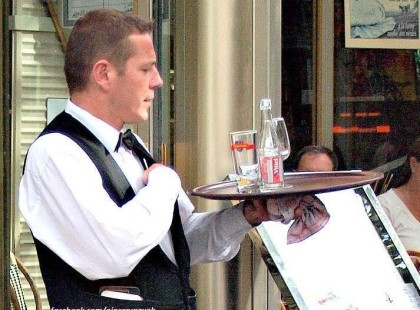 Ezen 1 órája röhögünk és egyszerűen nem tudjuk abbahagyni! Füreden voltunk és a mellettünk lévő asztalnál a pasi olyat kérdezett a pincértől, hogy EL SEM hiszem ha nem a saját fülemmel hallom….