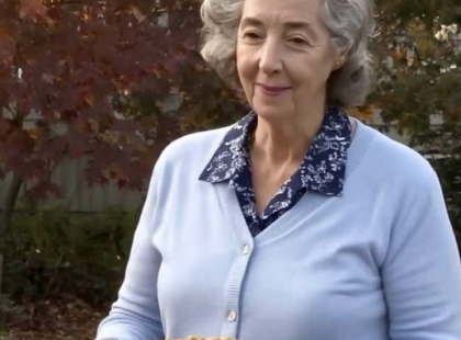 Minden évben süteményt viszek a fiam sírjához – mindig érintetlen maradt, de ezúttal az üres tányéron egy cetli volt 23 éve tartok életben egy hagyományt. Minden évben, ezen a napon elkészítem a fiam, Péter kedvenc almás-fahéjas süteményét, és elviszem a sírjához. Ez egy egyszerű recept, de neki mindent jelentett. Így emlékezem rá, így érzem, hogy közel van hozzám. Péter egy tragikus balesetben hunyt el, mindössze 17 évesen. Azóta ez a rituálé az én módjaim egyike, hogy kapcsolatban maradjak vele, még ha az évek telnek is. A gyász sosem múlik el teljesen – csak enyhül valamelyest. Az a sütemény, az a csendes búcsú minden évben egy kis békét hoz nekem. Tegnap, mint minden évben, elvittem a süteményt a sírjához. Ott ültem, hagytam, hogy a szomorúság megszokott hulláma átjárjon, majd letöröltem a könnyeimet, és mosolyogva mondtam el a búcsúmat. Általában, amikor másnap visszamegyek, hogy elrendezzem a maradványokat, a sütemény érintetlenül ott van, már elrontva az időjárástól. Egy néma emlékeztető arra, hogy Péter nincs többé. De ezúttal valami más volt, amikor közeledtem a sírhoz. Amikor odaértem, megállt a szívverésem. A tányér üres volt. Teljesen üres. És akkor megláttam – egy kicsi, összehajtott papírdarab hevert ott, ahol a sütemény volt. A kezem remegett, miközben felvettem. Lassan kinyitottam a cetlit, és a lélegzetem elakadt, ahogy elolvastam a benne lévő szavakat.?. ⬇️