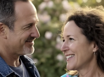 Korán hazaértem, és amit hallottam, mindent megváltoztatott!Kihallgattam a férjem beszélgetését a barátjaival.Esküszöm majdnem elájultam!Gyerekek ilyen nincs... A minap korán értem haza, és miközben csendben beléptem a házba, hallottam, ahogy a férjem, Ferenc, két munkatársával beszélget. Megdermedtem, amikor ezt hallottam tőlük:„Vegyetek egy lapot a könyvemből, srácok. Elvittem a feleségem házimunkáját és a gyerekeket, és a csinos nőket elviszem nyaralni, anélkül, hogy tudta volna. Kaptam egy házat és egy autót a szüleitől, és most csak jó életet élek.”Dühös voltam. Nem tudtam elhinni, hogy évekig kihasznált. Aznap éjjel felmaradtam, hogy tervezzem meg a kis meglepetésemet Ferencnek. Másnap este vártam, hogy hazajöjjön – és NEM VOLTAM EGYEDÜL. ⬇️??⬇️A teljes történet a kommentek között található. ⬇️