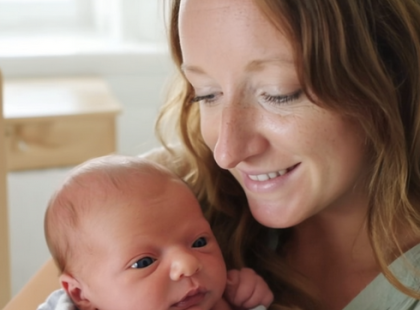 Még nem akartam gyereket, de a férjem könyörgött érte. Megígérte, hogy ő marad otthon a babával. Aztán, amikor megszületett a kisfiunk… engem akart rákényszeríteni, hogy adjam fel a karrieremet. Ezért csapdát állítottam neki. ?Gábor mindig azt hajtogatta, hogy egy kisfiú a legnagyobb álma.„Megtanítom focizni, együtt szerelünk majd Trabantot… ez minden vágyam” – mondta csillogó szemmel.Nem voltam gyerekellenes, de a karrierem volt az életem. Egy sikeres budapesti ügyvéd vagyok, a fizetésem több mint kétszerese volt Gáborénak. Azt ígérte, ha egyszer gyermekünk lesz, én ugyanúgy dolgozhatok tovább.„Ha megszületik a fiunk, én maradok otthon. Te túl sokat dolgoztál ezért” – mondta.És amikor végre megfogant a kisbabánk – és megtudtuk, hogy fiú – Gábor úszott a boldogságban. Mindenkinek elmondta, hogy ő lesz az otthon maradó apuka.És én elhittem neki.Aztán megszületett a kisfiunk.Egy hónappal később Gábor már panaszkodott.„Túl sokat sír.”„Rád van nagyobb szüksége.”És aztán, egy este, miközben szoptattam és közben a munkahelyemről e-mailekre válaszoltam, közölte velem:„Azt akarom, hogy mondj fel. Maradj vele otthon.”Felnevettem.„Ja, ez biztos nem fog megtörténni.”Erre gúnyosan megvonta a vállát.„Ugyan már. Ugye nem gondoltad komolyan ezt az otthon maradó apuka dolgot? Minden anya otthon marad a gyerekével. Azt hittem, nálad is beüt majd az anyai ösztön.”Abban a pillanatban megértettem, hogy minden ígérete hazugság volt.És akkor elhatároztam valamit.Másnap reggel, miközben a kávénkat ittuk, elmosolyodtam, és azt mondtam:„Igazad van. Feladom a karrierem. De csak EGY feltétellel.”?(A teljes történet az első kommentben olvasható. Hidd el, megéri végigolvasni.)