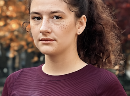 Kidobtak a családi csoportbeszélgetésből – és akkor megtudtam, miértEgy látszólag ártatlan technikai hiba... de a háttérben valami sokkal sötétebb lapult.Azt hittem, csak elnémítottam. Vagy rossz gombra nyomtam.Egy átlagos délután volt, amikor észrevettem, hogy eltűnt a családi csoportos beszélgetés a Messengeremből. Azt gondoltam, biztos véletlen volt – talán elrejtettem, vagy archiválódott magától. Újraindítottam az appot, ellenőriztem mindent.De nem. A csoport eltűnt. Nyomtalanul.Először csak felnevettem.Aztán írtam az unokatestvéremnek, Aliznak:– Hé, nálad is eltűnt a családi csoport?Megnézte az üzenetet… de nem válaszolt. Semmit. Egyetlen hangulatjel sem. Egy “haha” sem.Ez volt az első jel.A második? Akkor jött, amikor a nagynéném, Kati néni, kiposztolt egy cuki kis képet a Facebookra: ott volt anyám, Aliz, a nagymamám és az egész csapat – egy belvárosi kávézóban, ahol régen mindig együtt voltunk.Csak én hiányoztam. A képről is. A meghívásból is. Az egészből.És ekkor végre leesett:nem egy hiba volt. Ez egy döntés volt. Ellenem.A teljes történet a hozzászólásokban olvasható ???