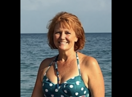 A férjem húga megalázott a facebookon – de én egy zseniális módon vágtam vissza!!Egy héttel ezelőtt a férjemmel, mindketten már hatvanon túl, hazatértünk egy régóta várt nyaralásból.Ez volt az első igazi kettesben töltött utazásunk, mióta nagyszülők lettünk. Az évek során mindig mások voltak az elsők – a gyerekeink, a munkánk, majd az unokáink. De ez az utazás végre rólunk szólt.Minden reggel 7-kor keltünk – ami nálunk luxusnak számít! Élveztük a tenger gyümölcseit, és hosszú sétákat tettünk a parton. Egy nap megálltunk, és megcsókoltuk egymást.Abban a pillanatban egy fiatal lány odaszaladt hozzánk, és mosolyogva megmutatta a képet, amit rólunk készített.Meghatódtam.Könnyek szöktek a szemembe, mert rájöttem, milyen szerencsések vagyunk – még ennyi év után is szeretjük egymást.Otthon feltöltöttem ezt a fotót a Facebook-oldalamra, hogy megosszam az örömünket.És ekkor jött a sokk.A férjem húga egy megdöbbentő kommentet hagyott a kép alatt:„Hogy merted ezt az öreg, ráncos tested fürdőruhában mutogatni? És csókolózni a férjeddel ebben a korban? Ez egyszerűen undorító!”Megmerevedtem.Nem hittem a szememnek. A saját családtagom képes volt ilyet írni rólam?Gyorsan képernyőfotót készítettem, de pár másodperccel később a komment eltűnt – nyilvánvalóan privát üzenetnek szánta.És ekkor egy briliáns ötlet fogalmazódott meg bennem.Nem törtem össze. Nem hagytam, hogy megszégyenítsen.Egy zseniális módon tanítottam neki egy leckét…⬇️ A teljes történet és a váratlan fordulat a kommentek között olvasható! ⬇️????