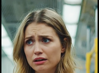 Budapesti metró, reggeli csúcsidő. Zsúfolt kocsik, lehajtott fejek, fülhallgatóba bújt tekintetek…