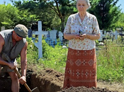 A milliárdos Zoltán pénzt adott egy kolduló nőnek, hogy ételt vehessen a gyermekének. Másnap reggel a felesége, Natália sírjánál látta viszont – de amit ott tett a nő, attól Zoltán teljesen ledermedt… ???Amióta Zoltán felesége, Natália 25 évvel ezelőtt tragikus balesetben elhunyt, a férfi csendes magányban élt, elrejtve fájdalmát a fényűző világa falai mögött. Azon a hideg, esős estén – ahogy mindig – elindult a temetőbe, hogy meglátogassa Natália sírját.Ezek a heti látogatások jelentették számára az egyetlen vigaszt, az egyetlen csendes pillanatot egy olyan életben, amit még a hatalmas vagyona sem tudott betölteni. Miközben egy forgalmas utcán haladt, valami szokatlanra lett figyelmes. Egy sötét sarokban, az esőben, egy fiatal nő gubbasztott kopott ruhában.A karjában egy vékony takaróba burkolt kisbabát tartott. A nő tekintete kétségbeesett volt, ajkai remegtek, ahogy próbált néhány halk szót kiejteni az elhaladó, közönyös járókelők felé.– Kérem… segítsenek a gyermekemnek! – suttogta, hangja remegett a hidegtől és a sírástól.Zoltán megállt. Általában közömbös volt az emberekkel, megszokta az elszigetelt életet. De most nem tudott csak úgy továbbsétálni. Volt valami a nő szemében, a kétségbeesésében, ami megérintette.Talán az, ahogy a gyermeket óvta az esőtől, vagy az, ahogy a karjában tartotta, megmozdított valamit Zoltánban. Belenyúlt a kabátja zsebébe, és elővett egy nagyobb összeget. Odaadta a nőnek.– Vegyen ételt a kicsinek. És találjon valami helyet, ahol meleg van – mondta nyugodtan, visszafogott hangon.A nő hitetlenkedve nézett rá, mintha nem akarná elhinni, hogy valaki tényleg észrevette.– Köszönöm… nagyon köszönöm… – motyogta remegő kezekkel, miközben elfogadta a pénzt. Éppen indulni készült, amikor Zoltán hallotta, hogy a nő halkan valamit mormol maga elé.Másnap reggel – ahogy mindig – Zoltán újra elindult a temetőbe.Mindig vitt magával egy kis csokor fehér virágot – Natália kedvenceit – és letette a sírkő mellé, melyen a neve elegáns egyszerűséggel volt bevésve. Ezek voltak az egyetlen pillanatok, amikor igazán közel érezte magát ahhoz a nőhöz, akit annyira szeretett, és akit olyan hirtelen veszített el.Amikor közeledett a sírhoz, valami szokatlant látott…Ugyanaz a nő volt ott, akinek előző este pénzt adott.Zoltán megdermedt egy pillanatra.És abban a pillanatban rádöbbent… mit csinált ott a nő…A folytatást a fotó alatti első hozzászólásban olvasd el ??