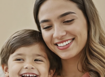 ÖRÖKBE FOGADTAM EGY 4 ÉVES FIÚT – MINDEN TÖKÉLETES VOLT… AZ ELSŐ SZÜLETÉSNAPJÁIG VELEM! ?Mindig tudtam, hogy egyszer anya akarok lenni. Nem a tökéletes háztartásról vagy az Instagram-kompatibilis babaszobáról álmodoztam – hanem arról, hogy egyszer valaki életét jobbá tehetem. Amikor megismerkedtem Bencével, valami rögtön megmozdult bennem. Minden látogatás után egyre közelebb húzódott hozzám, apró kezei belecsimpaszkodtak a pulóverembe, mintha hangtalanul kérdezné:„Most már hazaviszel?”És egy nap eljött az a pillanat. Megfogtam a kezét, hazavittem, és azt ígértem neki:„Többé nem kell elmenned innen.”Egy héttel később már az első igazi születésnapját szerveztem. Lufik, palacsinták, ajándékok – mindent úgy válogattam, hogy csak neki szóljon. Kacagtunk a konyhában, lisztesek lettünk tetőtől talpig, és egy pillanatra azt éreztem:talán tényleg kezd otthon lenni.De amikor kibontotta az ajándékokat, eltűnt a mosoly az arcáról. A torta előtt csak ült csendben, rám sem nézett. A gyertyára bámult, mintha az sem lenne igazi.Odanyomtam elé a tányért, vártam a varázst… de amit kaptam, az egy szomorú, meg nem értett pillantás volt. Aztán halkan, mégis élesen kimondta:– Tegnap volt a születésnapom.Megfagytam.– De… az iratok szerint ma van… – suttogtam döbbenten.– Tévedtek. Ez a bátyámé. – felelte, olyan fájdalommal, ami kettévágott.A szívem megállt. Bátyád? Várjunk csak… TESTVÉRED?? ?Egy pillanat csend, majd hozzátette:– Mutatnom kell valamit.Aztán anélkül, hogy bármit mondott volna, benyúlt a párnája alá, és elővett egy kicsi, kopott fadobozt…? A folytatásért görgess le a az első hozzászóláshoz.