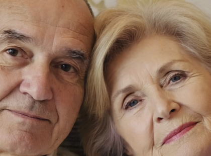 ? Találkoztam álmaim férfijával. Igen, 65 évesek vagyunk – de van-e korhatára a szerelemnek?Nemrég megkérte a kezem, én pedig habozás nélkül igent mondtam. Boldogan kezdtük szervezni az esküvőt: hangulatos étterem, zenész, fotós, minden részlet a helyén.De a legnehezebb rész csak ezután jött…Meg akartam osztani az örömöm a gyerekeimmel. Megterítettem, főztem a kedvenc ételeiket, és izgatottan vártam őket az asztalnál. Felkészültem mindenre – meglepetésre, könnyekre, akár némaságra is.De arra, amit végül mondtak… arra semmi sem készíthetett fel. ?? A teljes történetet elmesélem az első hozzászólásban – el fogsz ámulni, mit tettek a „drága” gyermekeim…