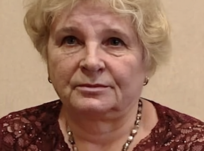 Amikor elhagyott egy fiatalabb nőért, a gyerekeim az ő oldalára álltak – de most, hogy meghalt, hirtelen újra anyának szólítanak…” Tizenöt év csend. Tizenöt év magány. Ennyi ideje nem hívtak fel sem névnapon, sem karácsonykor. Amikor a férjem, Tamás otthagyott engem Eszterért – egy nála húsz évvel fiatalabb nőért –, a gyerekeink gondolkodás nélkül mellé álltak. Végül is Tamás egy nagyvállalat igazgatója volt, befolyással, pénzzel, kapcsolatokkal. És én? Én csak egy „megkeseredett” elvált nő lettem számukra, akit jobb elfelejteni. Sokáig azt hittem, tényleg nincs rám szükségük többé. Aztán Tamás szíve megállt. A temetés után pedig olyan üzenetek kezdtek záporozni tőlük, amilyeneket már rég nem kaptam: – Anya, hogy vagy? – Anyu, nem találkoznánk valamikor? Először nem értettem, mi ez a hirtelen fordulat. Aztán megtudták: Tamás mindenét a fiatal feleségére hagyta. És ekkor... eszükbe jutott, hogy van egy édesanyjuk is, akinek még van valamije. Azóta gyakrabban jönnek. Cukorkával, kedves szavakkal, kis mosolyokkal. De a lányom a minap egyenesen kimondta: – Mama, gondoltál már arra, hogy ideje lenne végrendeletet írni? Csak mosolyogtam. Egyikük sem tudja, hogy a végrendeletem már rég elkészült. És nem nekik szól. Hogy mit terveztem?