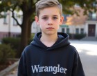 A hajléktalan kisfiú egy pénztárcát talált – de mikor meglátta, mi van benne, majdnem elájult...