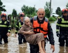 🌊 DRÁMA AZ ÁRADÁSBAN: Egy román férfi karjaiban vitte ki az idős asszonyt – az egész ország meghajol előtte!
