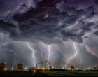 Leszakad a hűsítő eső! Már 7 vármegyében riasztottak – jönnek a viharok, jégeső és 90 km/h-s széllökések csaphatnak le! 🌪️☔