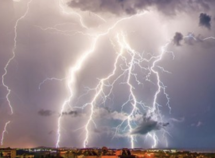 Figyelem! Másodfokú riasztást adtak ki! Felhőszakadás, zivatar, villámárvíz, 4-5 cm jégeső, 90–110 km/h széllökés várható