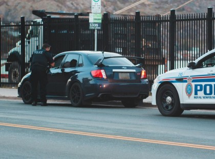 A rendőr hitetlenkedve nézett a volán mögött ülő kisfiúra – de amikor meglátta, kit szállít a hátsó ülésen, azonnal átértékelte az egész helyzetet… ?? Egy magyar kisfiú hőstette, ami milliókat döbbentett meg!