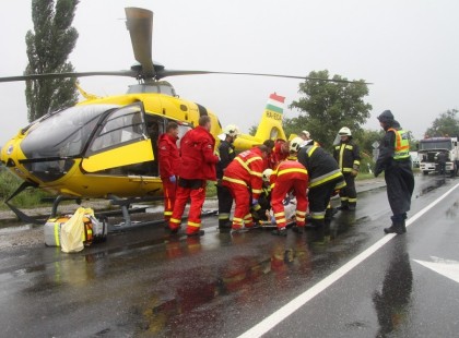 Halálos baleset! Két halott, egy súlyos sérült: Hatalmas baleset ! Rohantak a mentők: Közel 5 km-es a torlódás, SÁVZÁRÁS! A helyszínelés jelenleg is tart, a torlódás közel 5kilométeres!