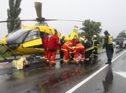 Halálos baleset! Egy halott, egy súlyos sérült: Hatalmas baleset ! Rohantak a mentők: Közel 5 km-es a torlódás, SÁVZÁRÁS! A helyszínelés jelenleg is tart, a torlódás közel 5kilométeres!