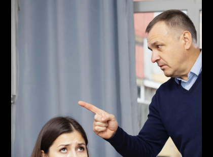 A válás során Lajos követelte: 'Add vissza mindent, amit neked és a gyerekeknek adtam!' Egy héttel később egy hatalmas doboz jelent meg az ajtajában. Amikor kinyitotta, elsápadt...” ???A megbeszélt napon egy futár cég kisbusza állt meg Lajos háza előtt. A sofőr és a rakodó, akit Károlynak hívtak, egy hatalmas kartondobozt emeltek le a járdára, vastag kötéllel átkötve. Lajos, aki az új lakásának erkélyéről figyelte az eseményeket, ahol most Marinával élt, gúnyos mosollyal nézte a történteket. Úgy gondolta, győzelmet aratott, amikor Krisztit rákényszerítette, hogy elismerje az ő igazát.​Egyáltalán nem sejtette, mi vár rá odabent.​– „Átvételre, uram” – mondta a sofőr, miközben átnyújtotta Lajosnak a szállítólevelet aláírásra.​– „A doboz nehéz, legalább harminc kiló lehet. Vigyázzon vele.”​Lajos hanyagul aláírta, majd visszaadta a papírt a sofőrnek. Már előre elképzelte, hogyan fog Marina reagálni, amikor meglátja azokat a „kincseket”, amelyeket elvett az exfeleségétől. Ez újabb bizonyítéka lesz az ő erejének és fölényének.​Amikor a futárok távoztak, Lajos megpróbálta egyedül behúzni a dobozt a lakásba, de hamar rájött, hogy nem bír vele. Kénytelen volt felhívni Marinát, aki éppen élénkvörösre lakkozta a körmeit.​– „Marinácska, segíts kérlek” – nyögte a telefonba.​– „Valami érdekeset kaptam. Nagyon nehéz.”​Marina elhúzta a száját. Egyáltalán nem volt kedve elrontani a frissen lakkozott körmeit, de a kíváncsiság, hogy belessen abba, amit Kriszti rejtegetett, felülkerekedett a lustaságán. Ketten nagy nehezen behúzták a dobozt a nappaliba. Lajos lihegve rogyott le a kanapéra.​Marina keresztbe fonta a karjait, és lenéző pillantást vetett a dobozra.​– „Ez meg miféle ócskaság lehet? – fújtatott. – Biztosan régi rongyok és haszontalan kacatok. Minek kellett ez neked egyáltalán?”​– „Várj csak, mindjárt meglátod” – válaszolta Lajos, szemében izgalom csillogott, miközben kést ragadott, hogy elvágja a kötelet.​Leemelte a doboz fedelét, és megdermedt...​???Folytatás lent az első hozzászólásban