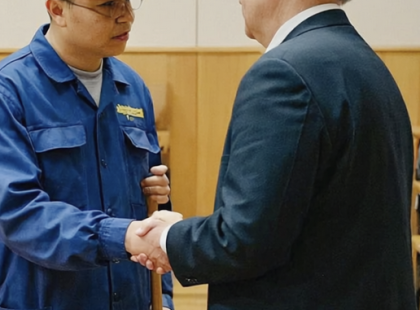 AZ EGYETEMI ELŐADÁSON MINDENKI FIGYELMEN KÍVÜL HAGYTA A TAKARÍTÓT – MÍG A DÉKÁN MEG NEM ÁLLÍTOTTA A BESZÉDÉT, HOGY KEZET RÁZZON VELE ??