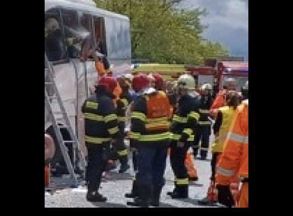 1 EMBER meghalt ÉS 11 EMBER megsérült egy borzalmas buszbalesetben